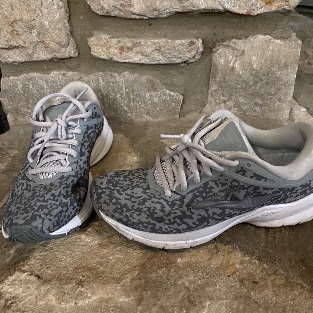 Size 6.5 women’s brooks launch sneakers